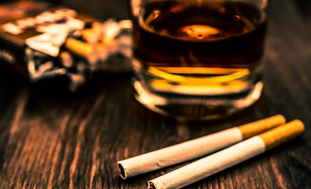 Alcohol vs Cigarette for Heart: डॉक्टर ने खोला दिल का राज: सिगरेट ज़्यादा खतरनाक या शराब? रिपोर्ट जानकर चौंक जाएंगे!