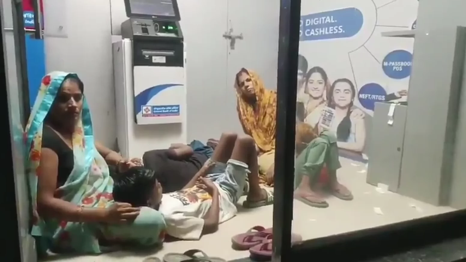 Treding Video: भीषण गर्मी से तंग लोग ATM में घुसकर ले रहे हैं AC की ठंडी हवा – वायरल वीडियो ने मचाई सनसनी!